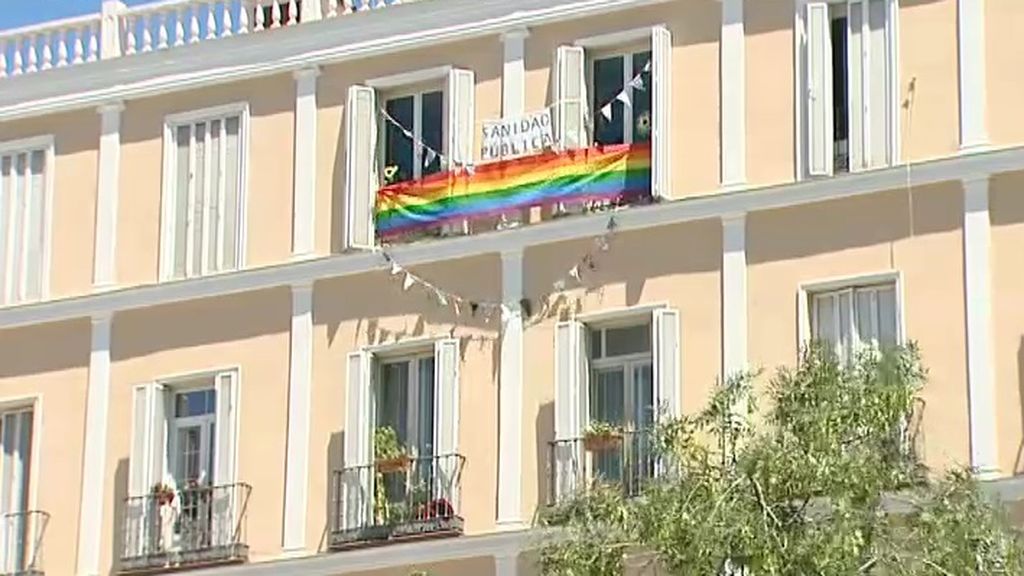 Orgullo gay en los balcones de Chueca