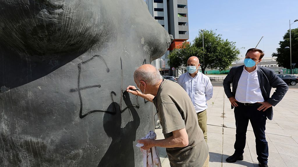 Pintan con spray 'La mujer de Coslada' y Antonio López, su creador, acude a repararla