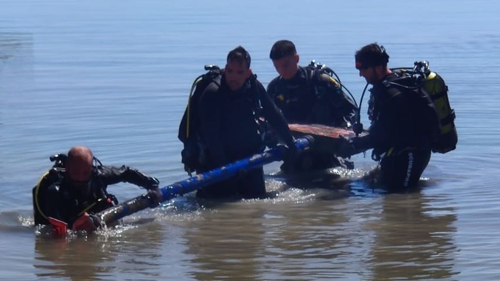 Los Alcázares cierra las playas: señales de tráfico o piezas de coche en el fondo marino arrastradas por la DANA Los Alcázares cierra las playas: señales de tráfico o piezas de coche en el fondo marino arrastradas por la DANA
