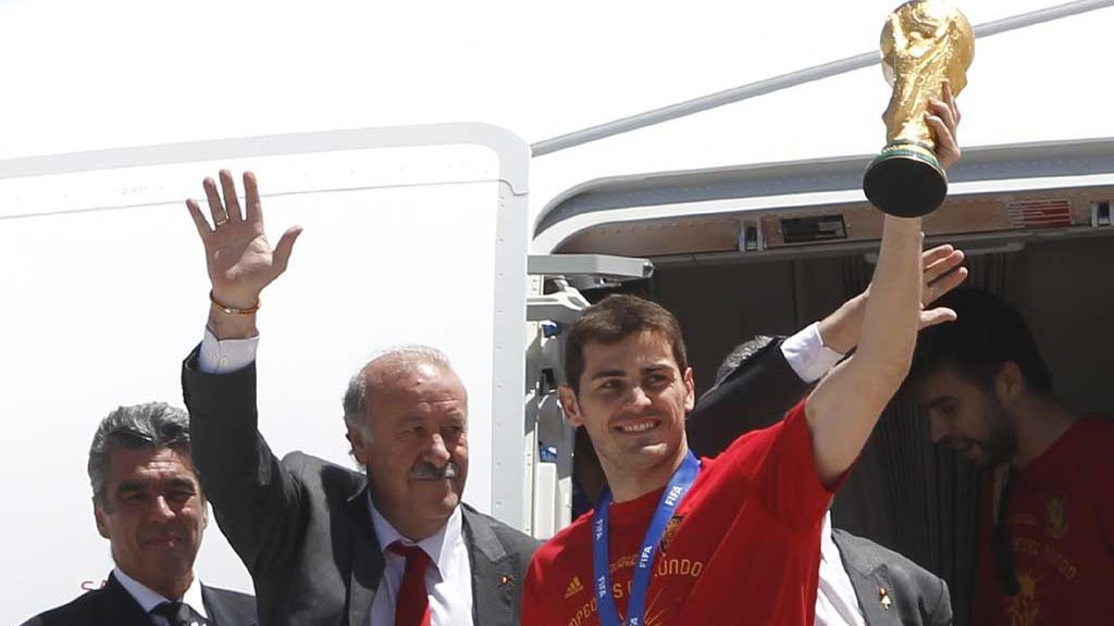 Vicente del Bosque e Iker Casillas celebran la Copa del Mundial 2010 a su llegada a Barajas