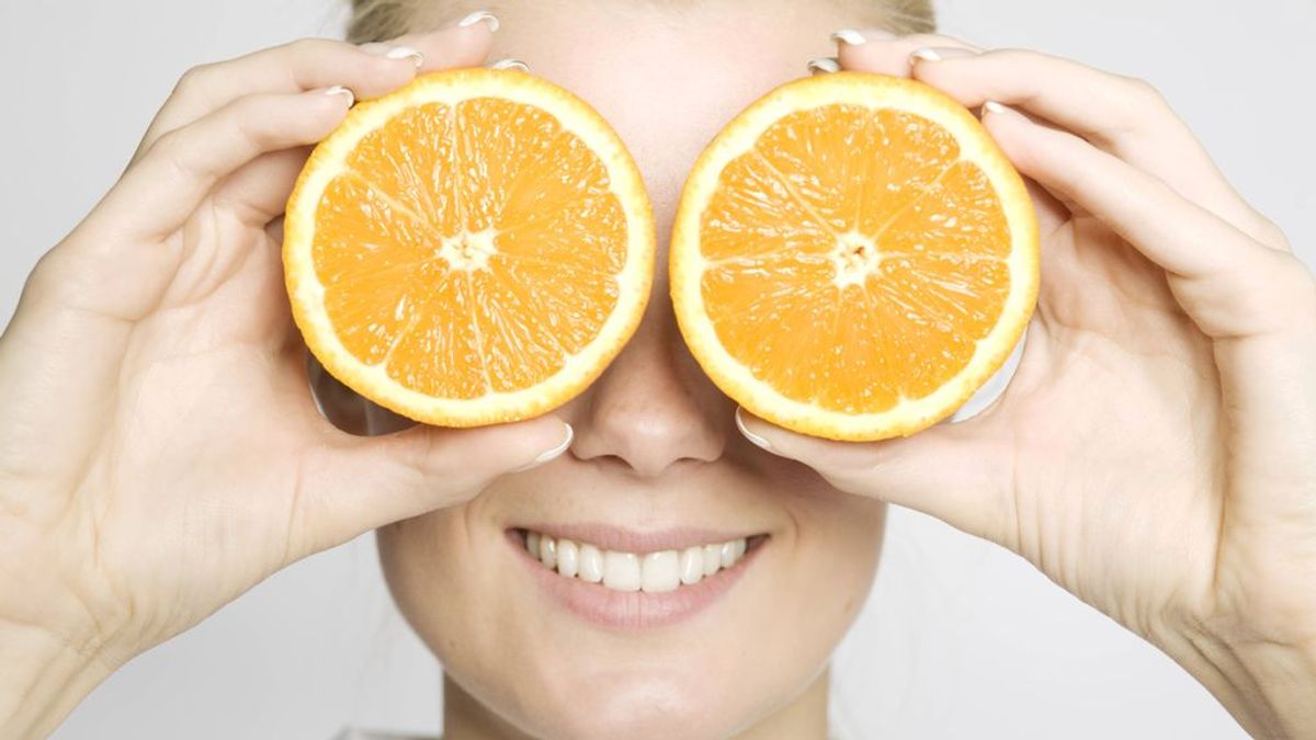 Vitamina C: la necesitamos más que nunca y puede hacer todos estos milagros en nuestra piel