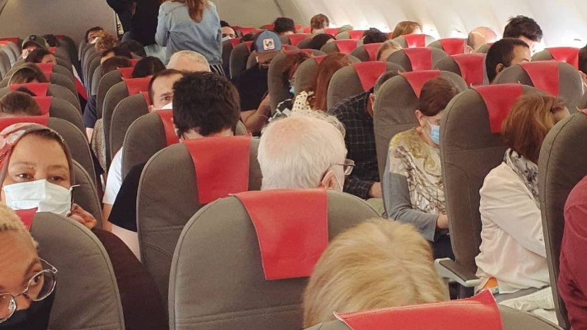 Codo con codo y sin control de temperatura: así viajaron los pasajeros de un vuelo de Coruña a Madrid