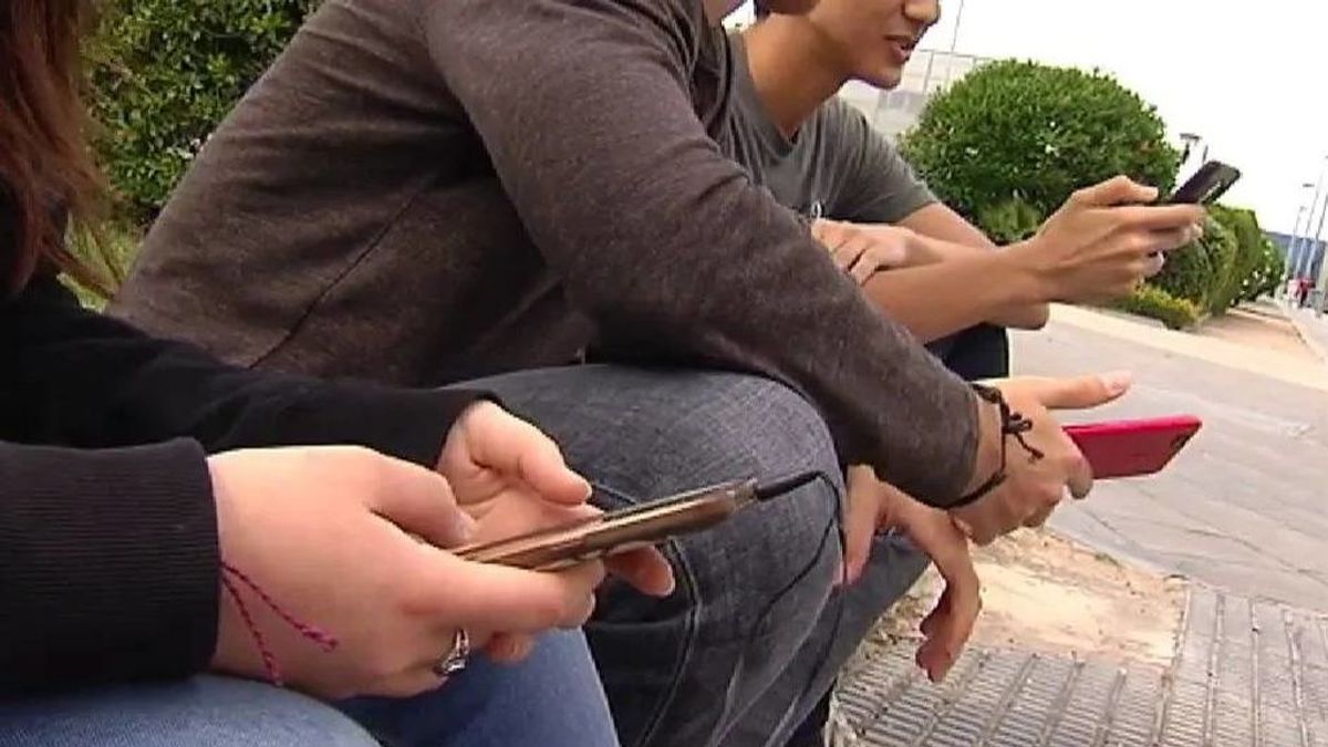 Detenidos dos jóvenes por robar teléfonos móviles a menores en Madrid Detenidos dos jóvenes por robar teléfonos móviles a menores en Madrid
