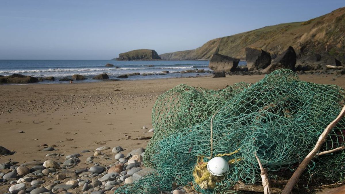 Redes de pesca reconvertidas en mochilas, riñoneras y viseras: el proyecto vasco que recicla los residuos del mar