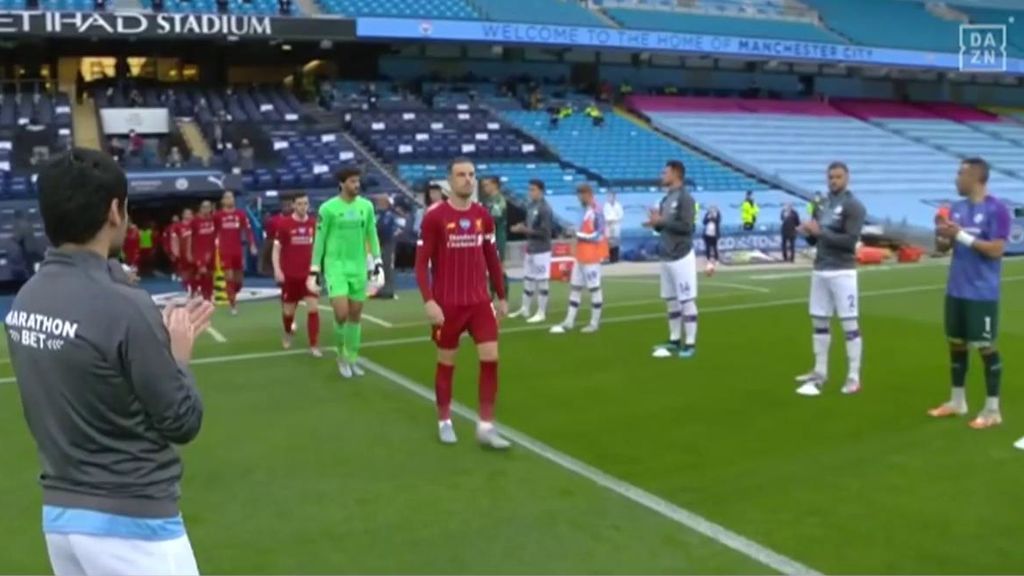 Los jugadores del City hacen el pasillo al Liverpool.
