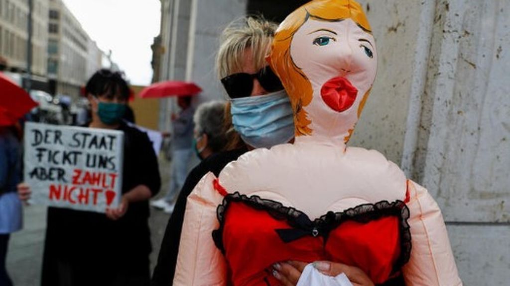 Protesta en Berlín de las prostitutas que exigen volver a ejercer