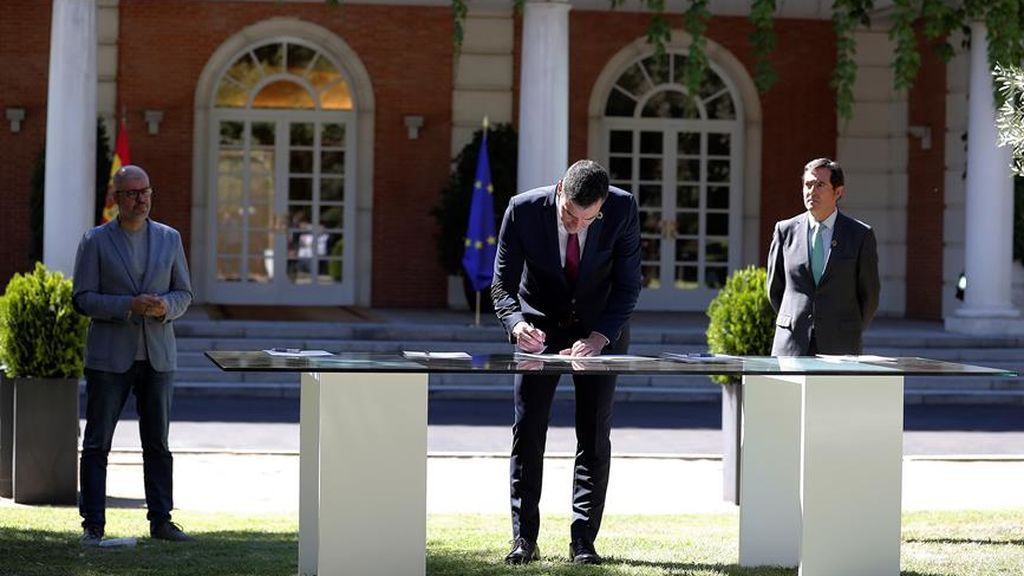 El presidente del Gobierno, Pedro Sánchez junto a los agentes sociales firman el "Acuerdo por la reactivación económica y el empleo" en el palacio de la Moncloa