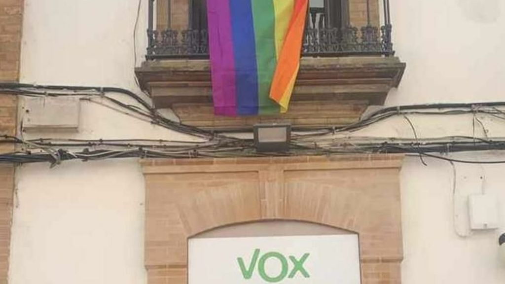 La vecina 'orgullosa' de Vox que cuelga la bandera LGTBI justo encima de su sede en Huelva La vecina 'orgullosa' de Vox que cuelga la bandera LGTBI justo encima de su sede en Huelva