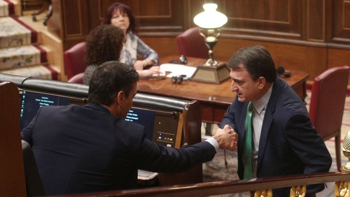 Aitor Esteban estrecha la mano de Pedro Sánchez en el Congreso