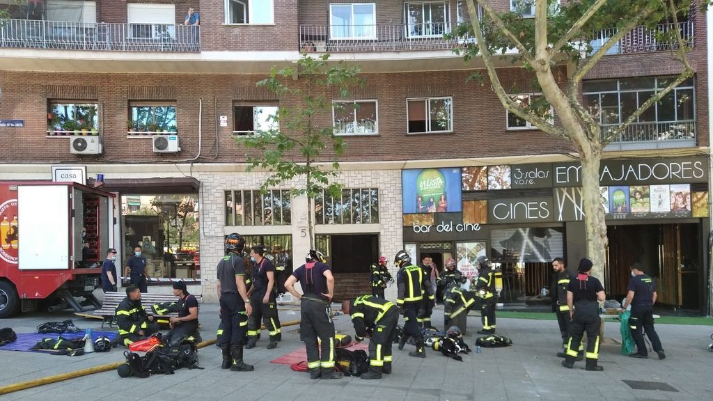 Un incendio en un edificio colindante retrasa apertura de Cines Embajadores Un incendio en un edificio colindante retrasa apertura de Cines Embajadores