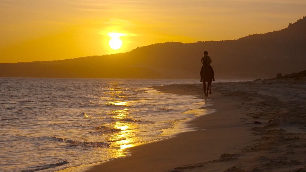 Atardecer en la playa de Bolonia