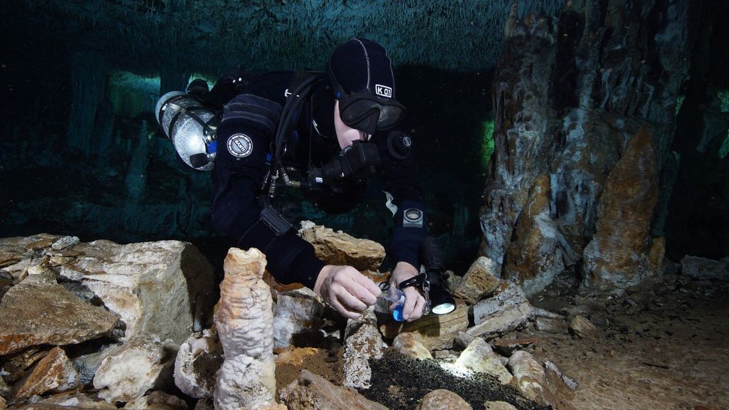 Arqueólogos mexicanos encuentran en una cueva inundada una de la minas de ocre más antiguas de América