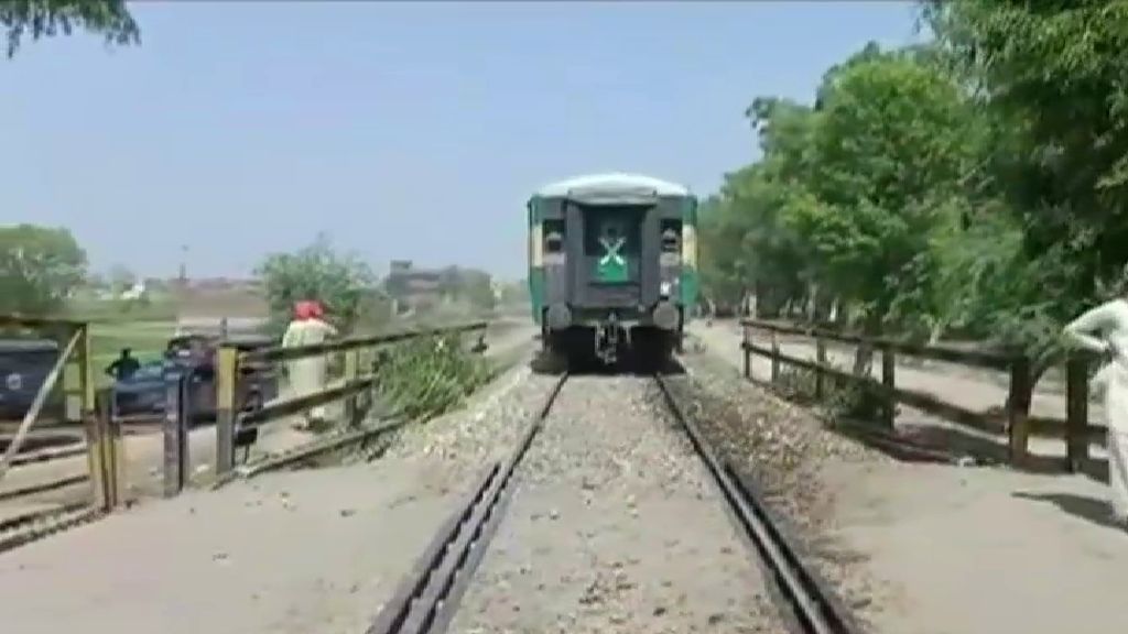 Al menos 22 muertos al estrellarse un tren contra un autobús de pasajeros en Pakistán