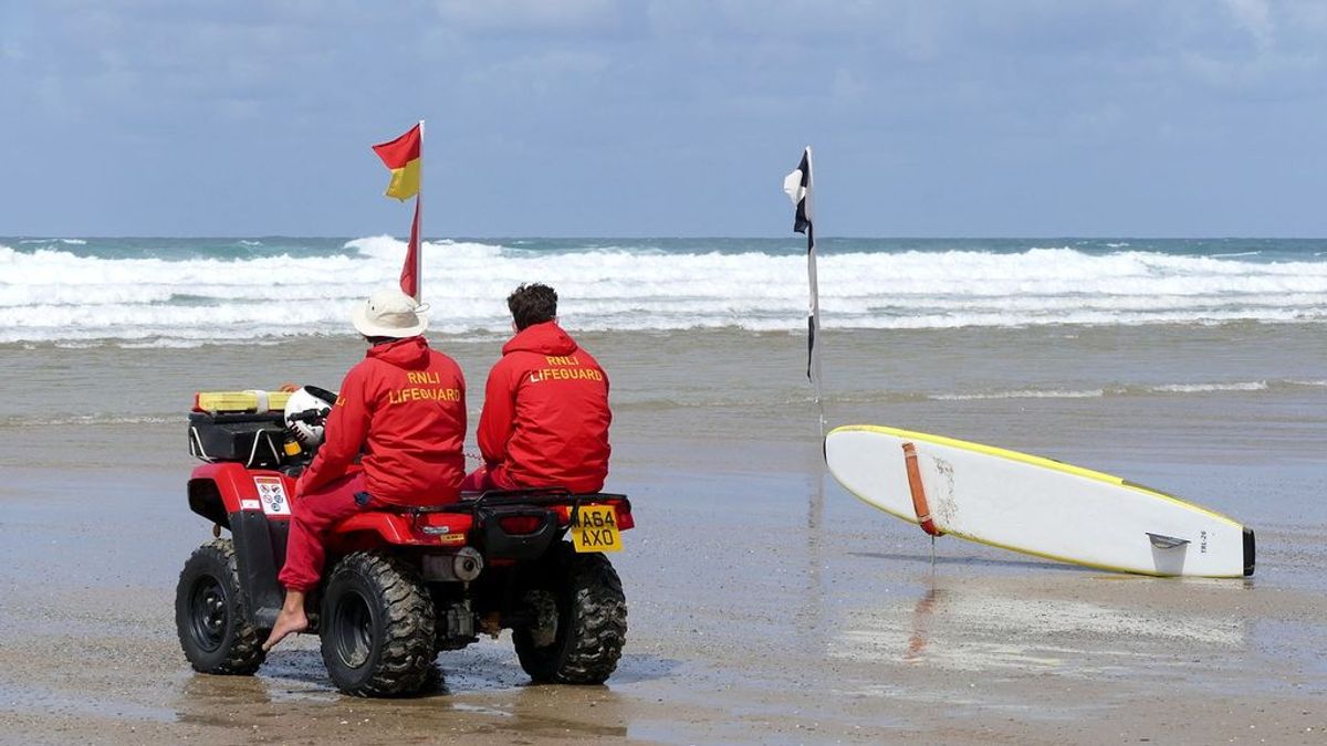 Dos socorristas detectan un accidente de avión en el océano y se lanzan a rescatar al piloto herido