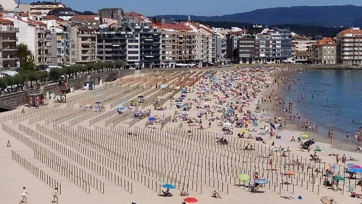 La parcelación de la playa no cala en Sanxenxo: los turistas se aglomeran en la orilla