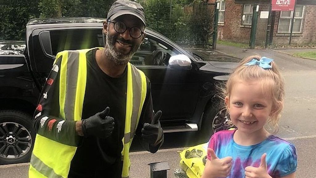 La conmovedora amistad entre una niña de 8 años y un repartidor sordo que se comunican por señas La conmovedora amistad entre una niña de 8 años y un repartidor sordo que se comunican por señas