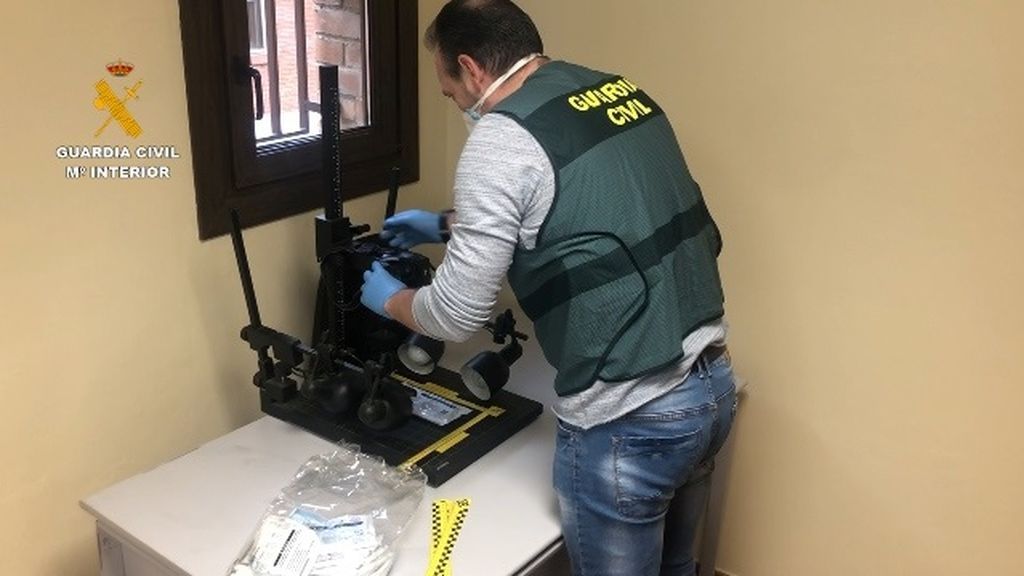Tres detenidos por vender miles de mascarillas no homologadas en Ávila, Madrid y Valencia Tres detenidos por vender miles de mascarillas no homologadas en Ávila, Madrid y Valencia