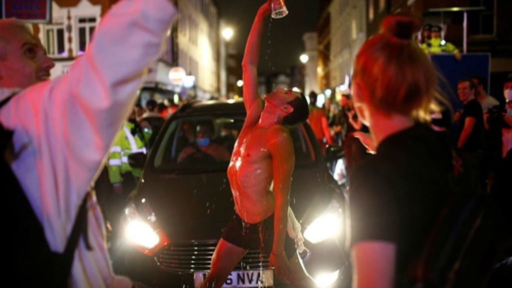 “Desmadre” en Londres el primer día de la apertura de pubs: ni distancia de seguridad ni mascarillas