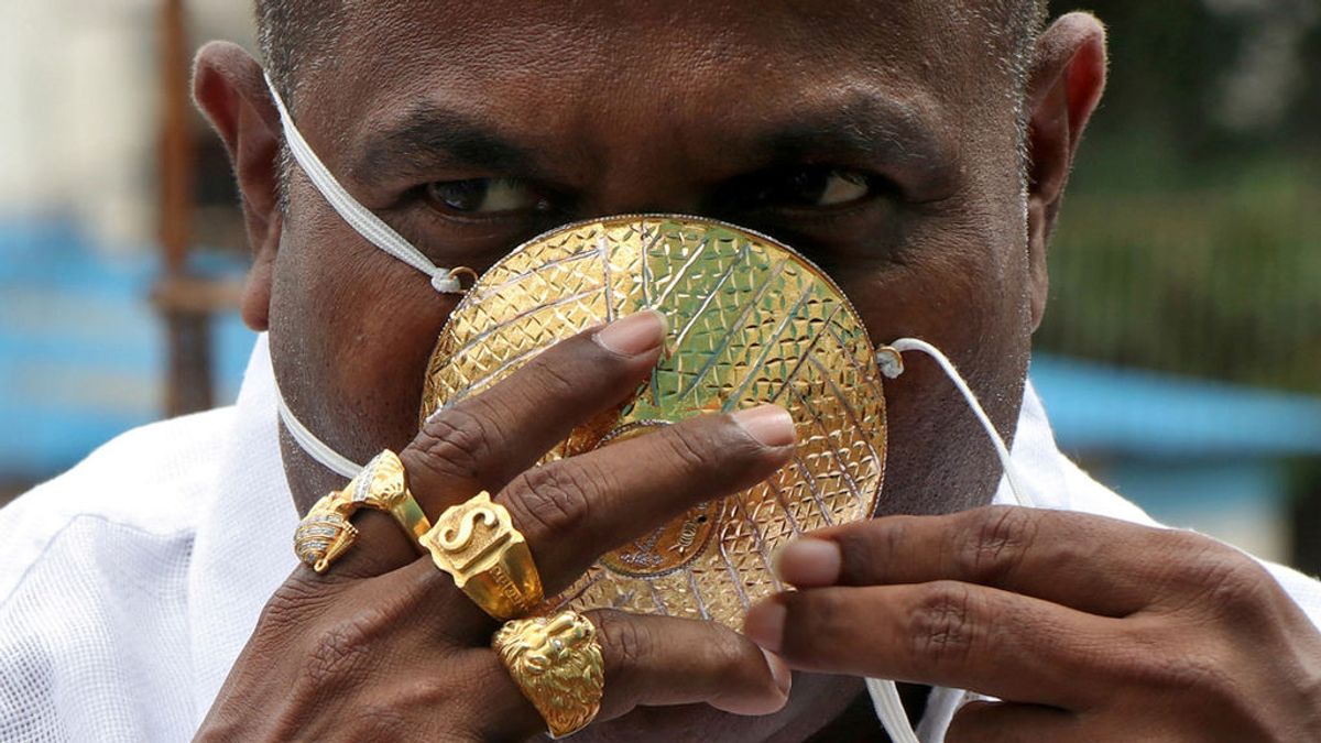 Se hace fabricar una mascarilla de oro contra el coronavirus, aunque no está seguro de su eficacia