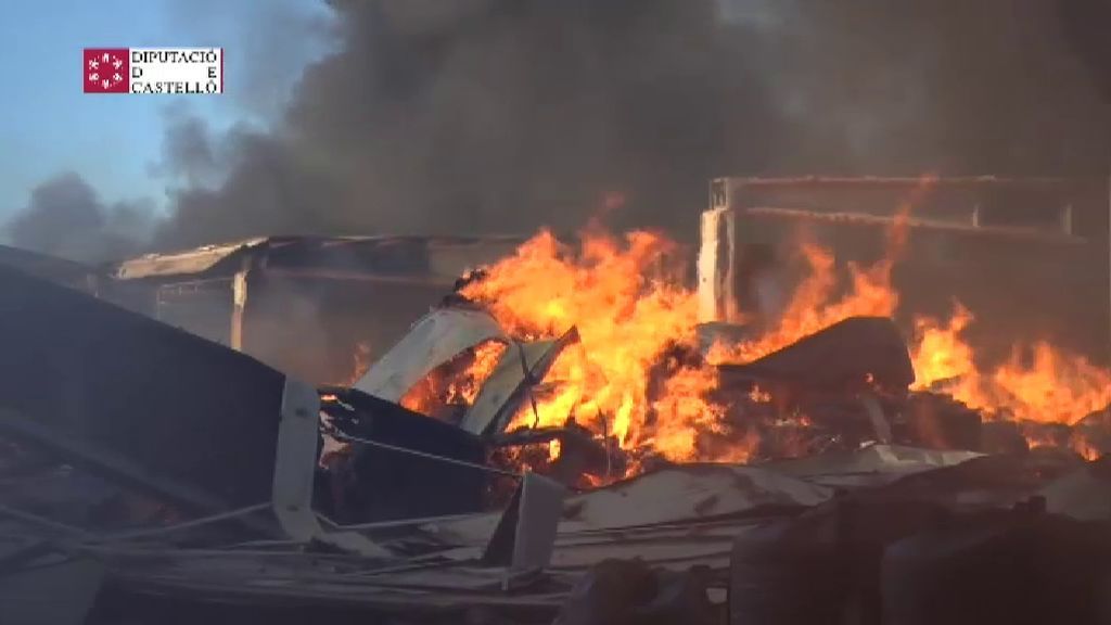 Aparatoso incendio en una fábrica de madera en Castellón