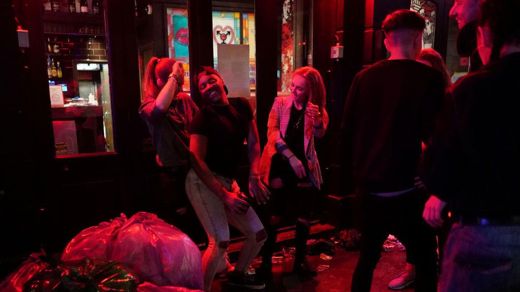 "Desmadre" en Londres el primer día de la apertura de pubs: "Los borrachos no respetan la distancia social"