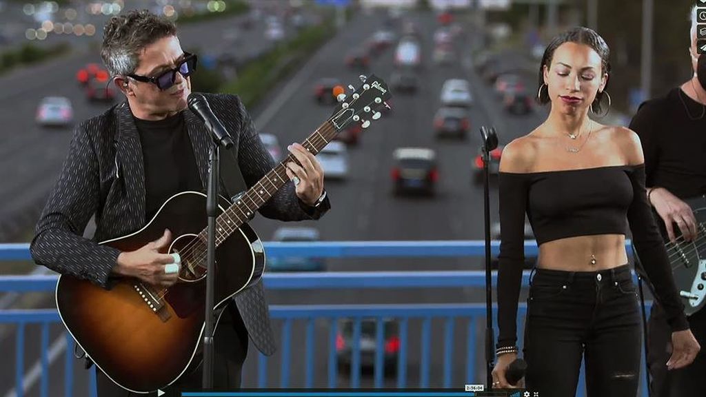 Alejandro Sanz sorprende a sus seguidores con un concierto en el puente de la M-30 de Moratalaz