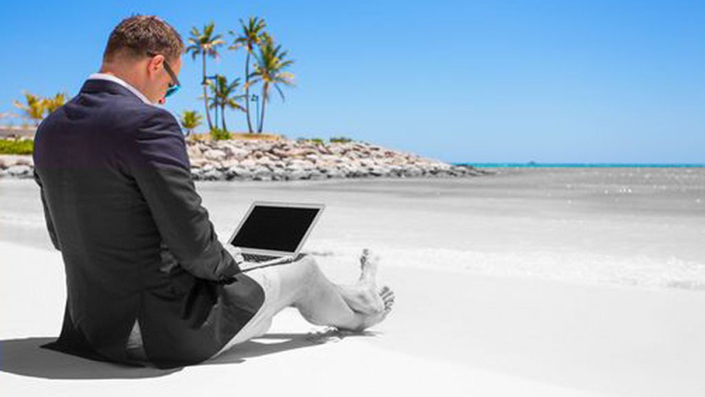 Teletrabajando en la playa: una imagen que esconde los riesgos laborales