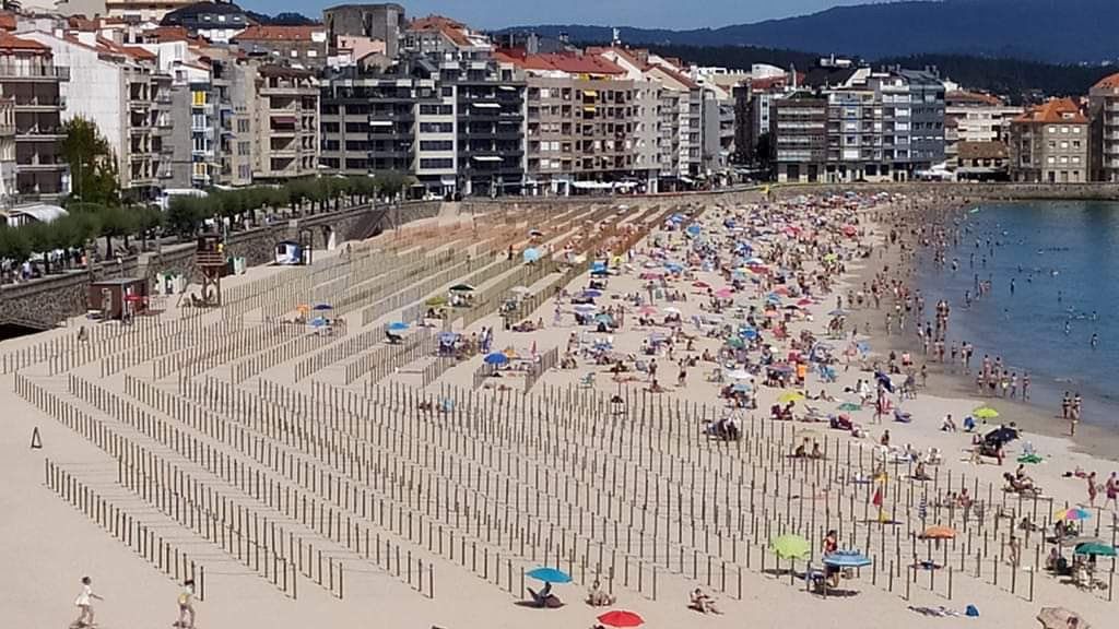 En la playa de Sanxenxo, los bañistas 'pasan' de las parcelaciones y se amontonan en la orilla En la playa de Sanxenxo, los bañistas 'pasan' de las parcelaciones y se amontonan en la orilla