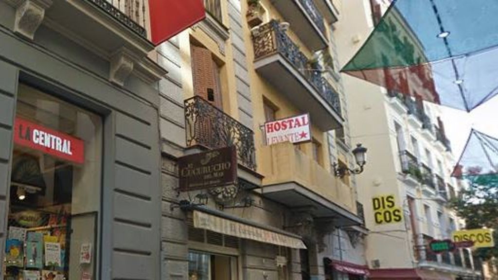 Una mujer mata presuntamente a su hijo de seis años en un hostal de Madrid y después se suicida Una mujer mata presuntamente a su hijo de seis años en un hostal de Madrid y después se suicida