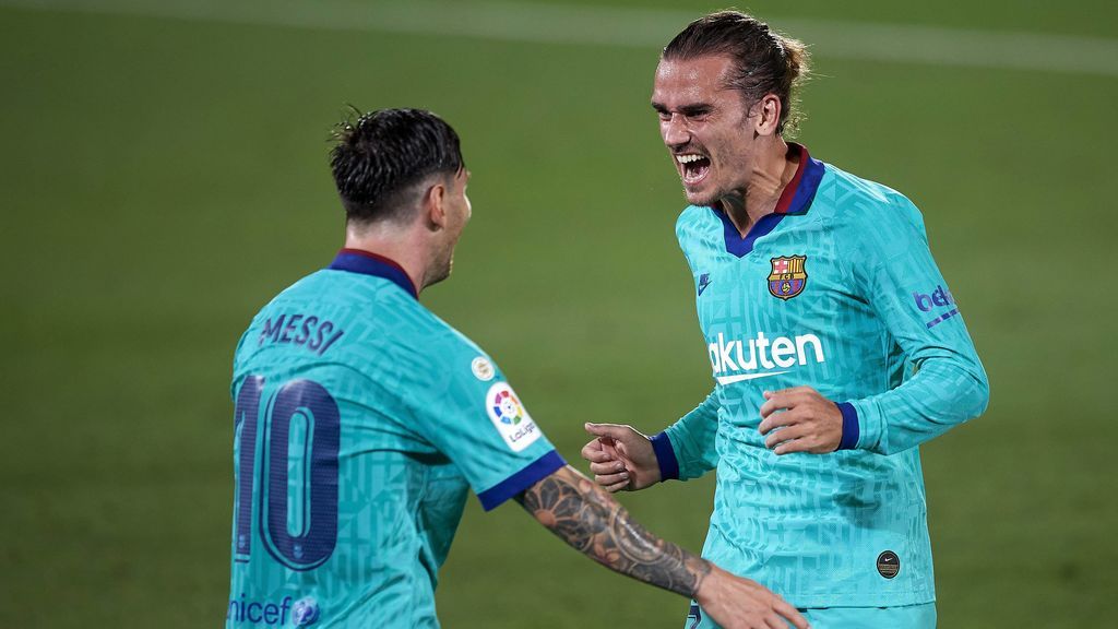 Griezmann celebra con Messi uno de los goles.