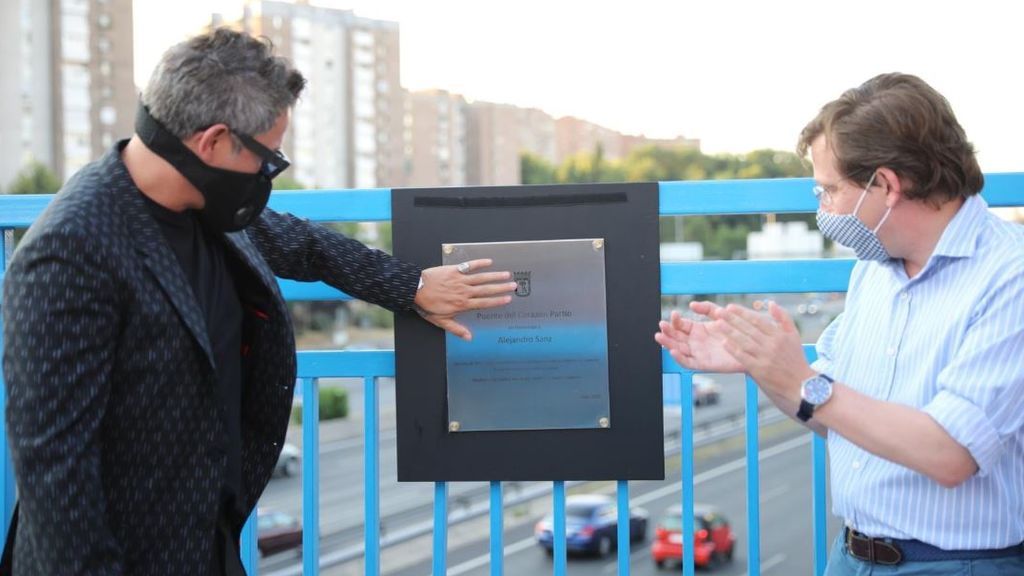 Alejandro Sanz y el alcalde, ante la placa Alejandro Sanz y el alcalde, ante la placa