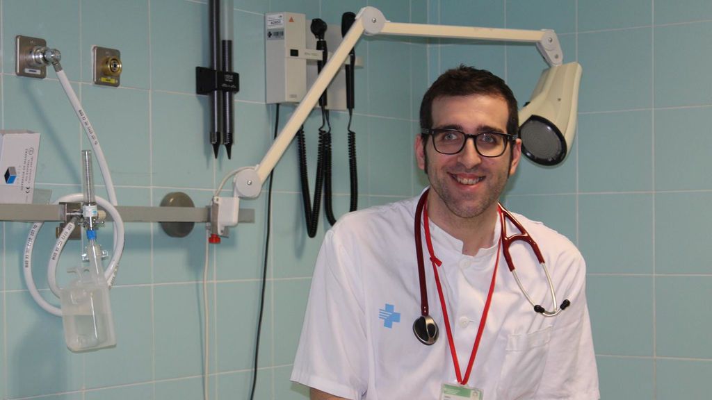 Oriol Yuguero, médico del hospital Arnau de Vilanova: "La mayoría de pacientes son jóvenes, tanto autóctonos como temporeros" Oriol Yuguero, médico del hospital Arnau de Vilanova: "La mayoría de pacientes son jóvenes, tanto autóctonos como temporeros"