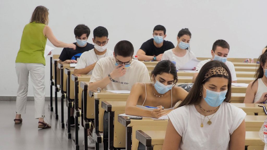 Unos 300.000 alumnos en toda España se someten a la EBAU entre estrictas medidas de seguridad y mascarillas
