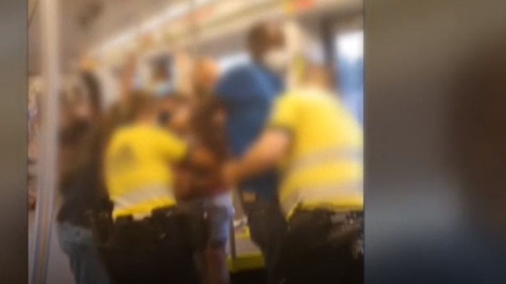 Polémica por la detención de un pasajero en el metro de Valencia por llevar mal puesta la mascarilla