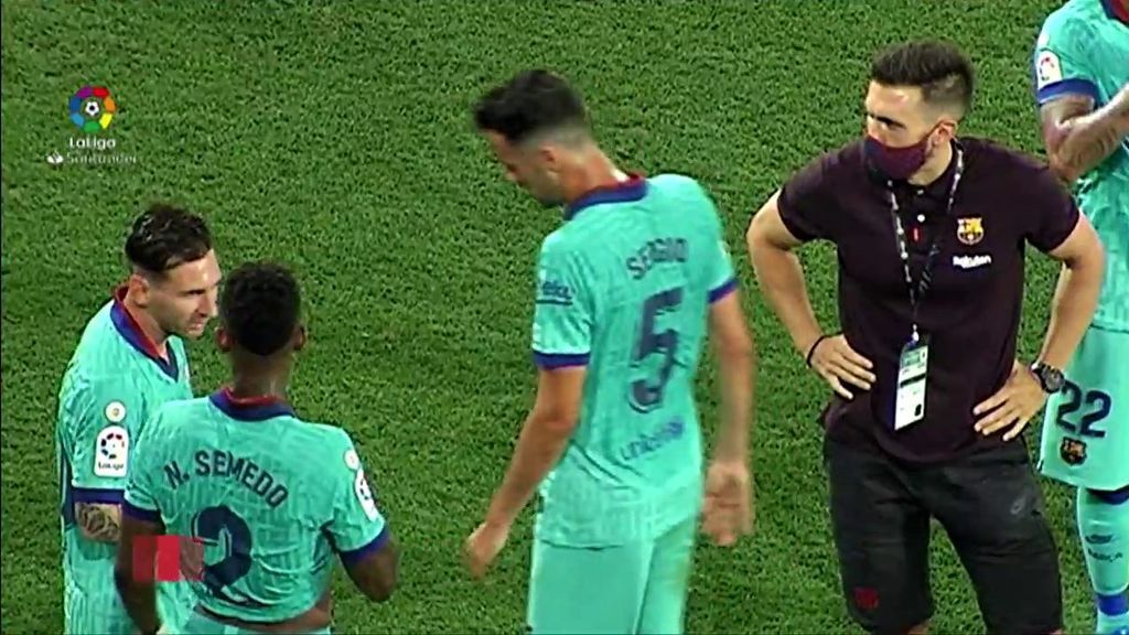 Messi y Setién no se miran en una pausa de hidratación.