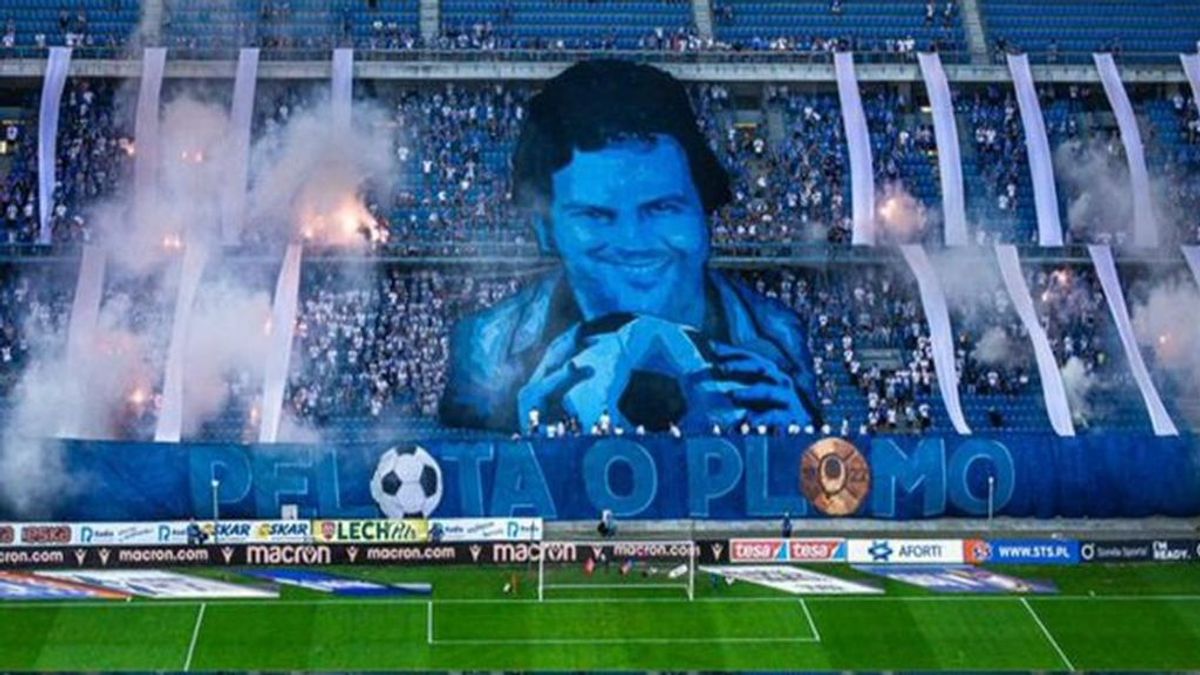 Los ultras del Lech Poznan sacan un tifo de Pablo Escobar para amenazar a sus propios jugadores: "Pelota o plomo"