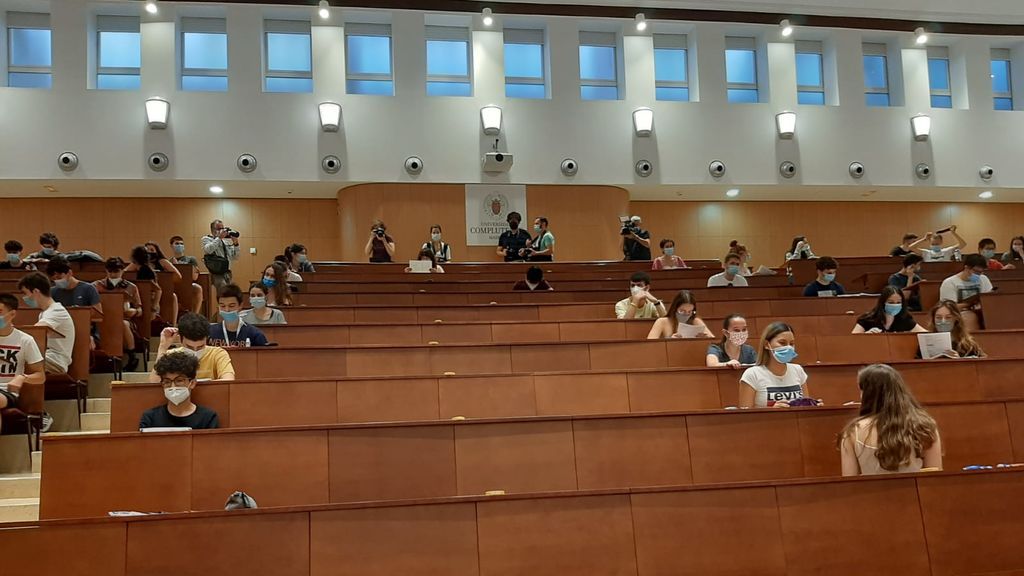 Los alumnos madrileños se estrenan con la selectividad: "Estoy tan nerviosa que ni me he dado cuenta de que llevo la mascarilla puesta" Los alumnos madrileños se estrenan con la selectividad: "Estoy tan nerviosa que ni me he dado cuenta de que llevo la mascarilla puesta"