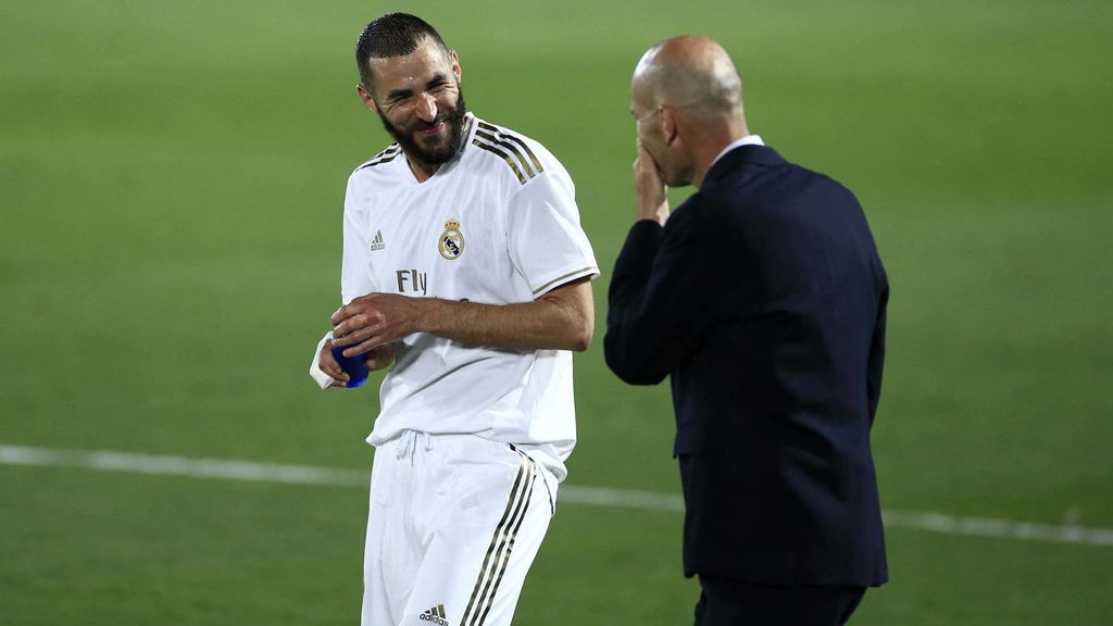 Benzema y Zidane se ríen durante un partido.