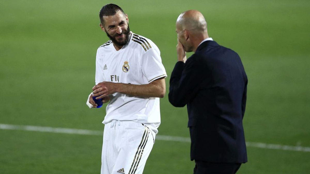 Benzema y Zidane se ríen durante un partido.