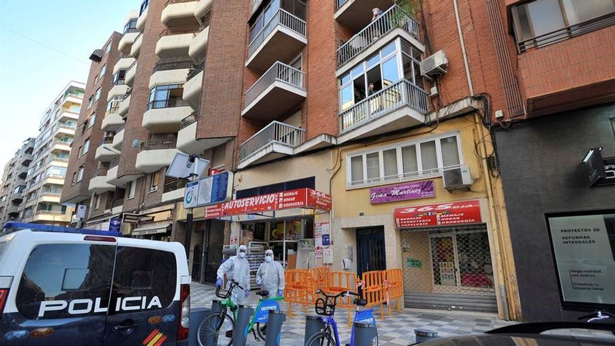 Desinfectan el edificio de Albacete en el que ha habido un brote de coronavirus