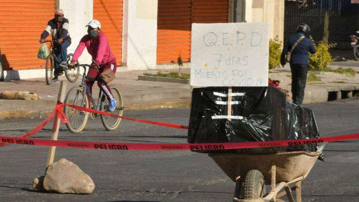 Muertos en las calles o en las casas: Cochabamba (Bolivia) usa los ataúdes para cortar calles y protestar