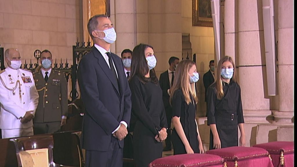 Los reyes presiden el funeral por las víctimas de la pandemia en La Almudena Los reyes presiden el funeral por las víctimas de la pandemia en La Almudena