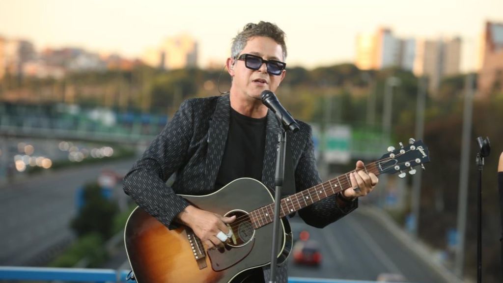 Alejandro Sanz ofrece un concierto sorpresa desde un puente de la M-30 de Madrid Alejandro Sanz ofrece un concierto sorpresa desde un puente de la M-30 de Madrid