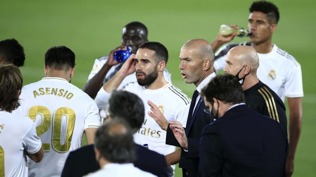 Zidane da instrucciones a sus jugadores en una pausa.