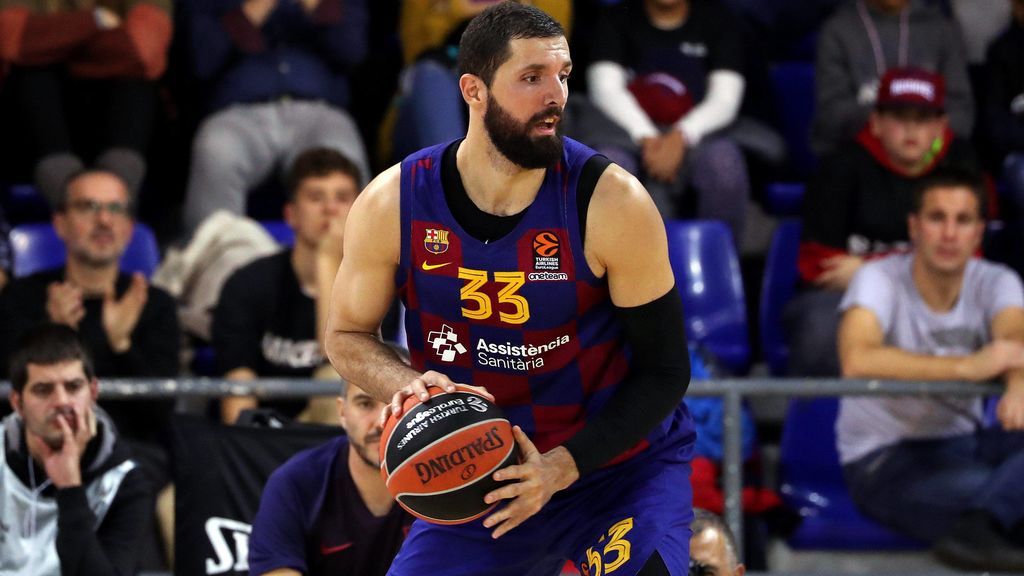 Mirotic, de espaldas a canasta en un partido con el Barça en la Euroliga.