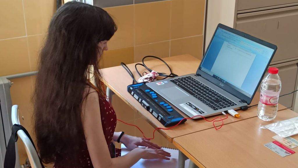 Eva realiza el examen de historia, el primero de las pruebas EBAU