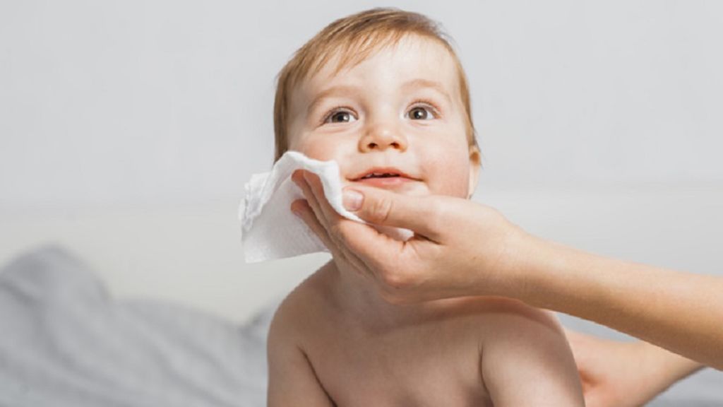 No, las toallitas húmedas no son la mejor opción para limpiar a tu bebé