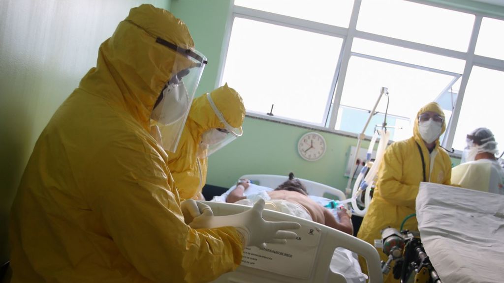 Sanitarios brasileños con sus trajes de protección