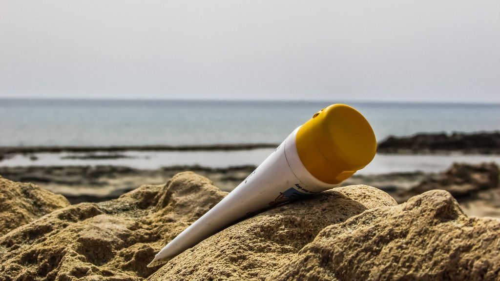 Protectores solares, más importantes que nunca en el 'nuevo verano' : la OCU compara 35 cremas