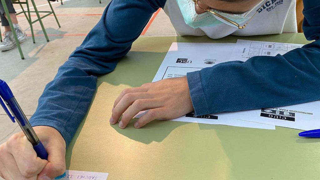Los alumnos han escrito su nombre en los pupitres para utilizar el mismo durante los tres días de pruebas